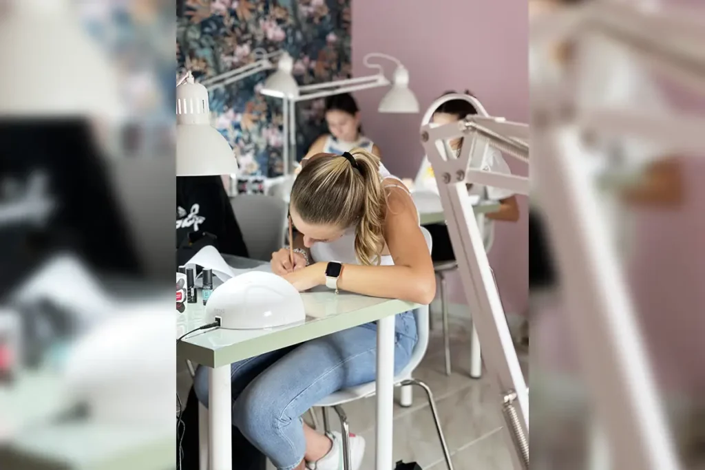 Corso di Ricostruzione Unghie a Bologna