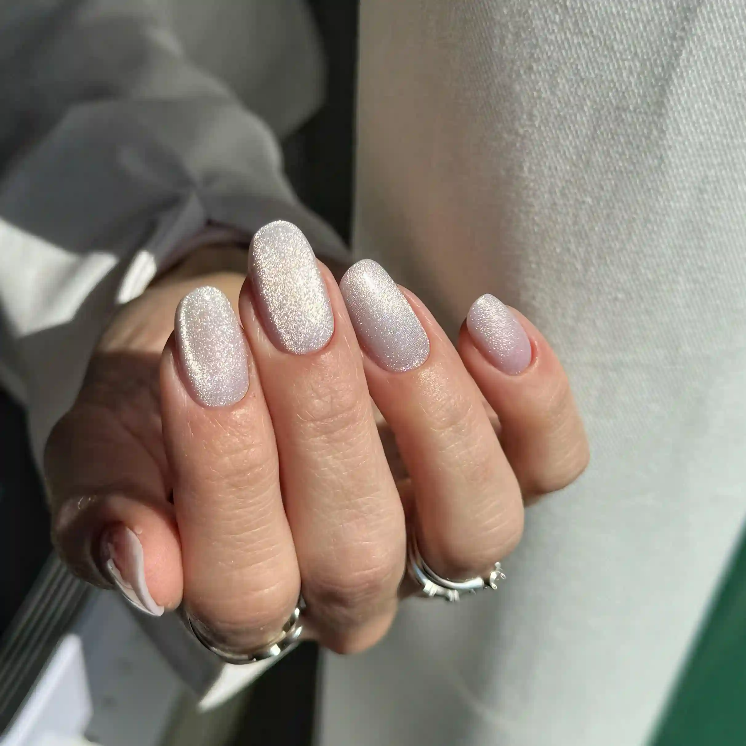 Cat eye magnetico 2026 su base milky con effetto perlescente argento realizzato da Cold Nails Academy