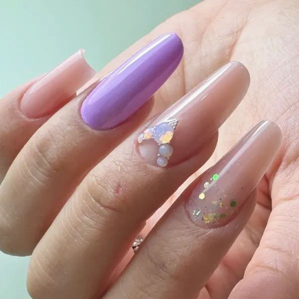 Ricostruzione unghie in gel con forma mandorla e nail art, realizzata durante il corso Base Gel del Percorso Accademico Cold Nails