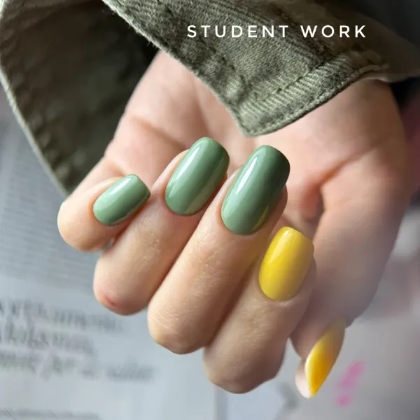Refill in gel con copertura verde menta e unghia accento gialla, lavoro realizzato da una corsista del corso Fast Refill in Gel Cold Nails
