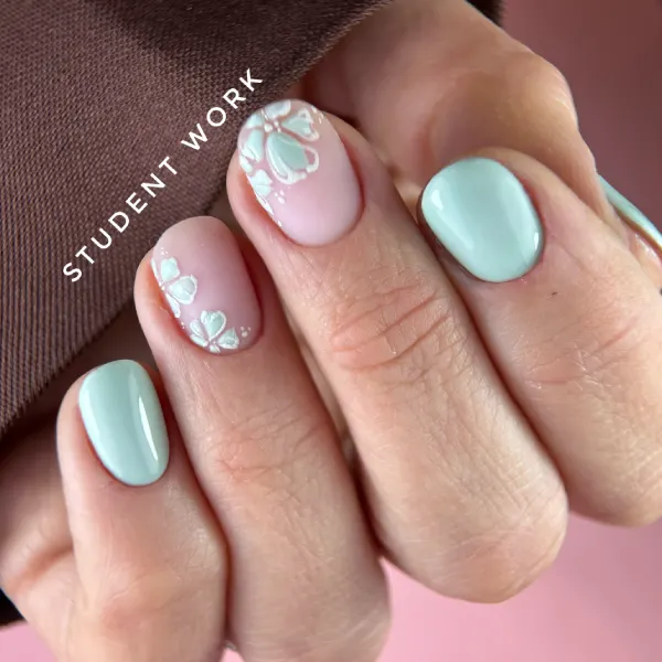 Semipermanente con rinforzo verde menta e nail art floreale, lavoro realizzato da una corsista del corso Manicure Perfetta Cold Nails